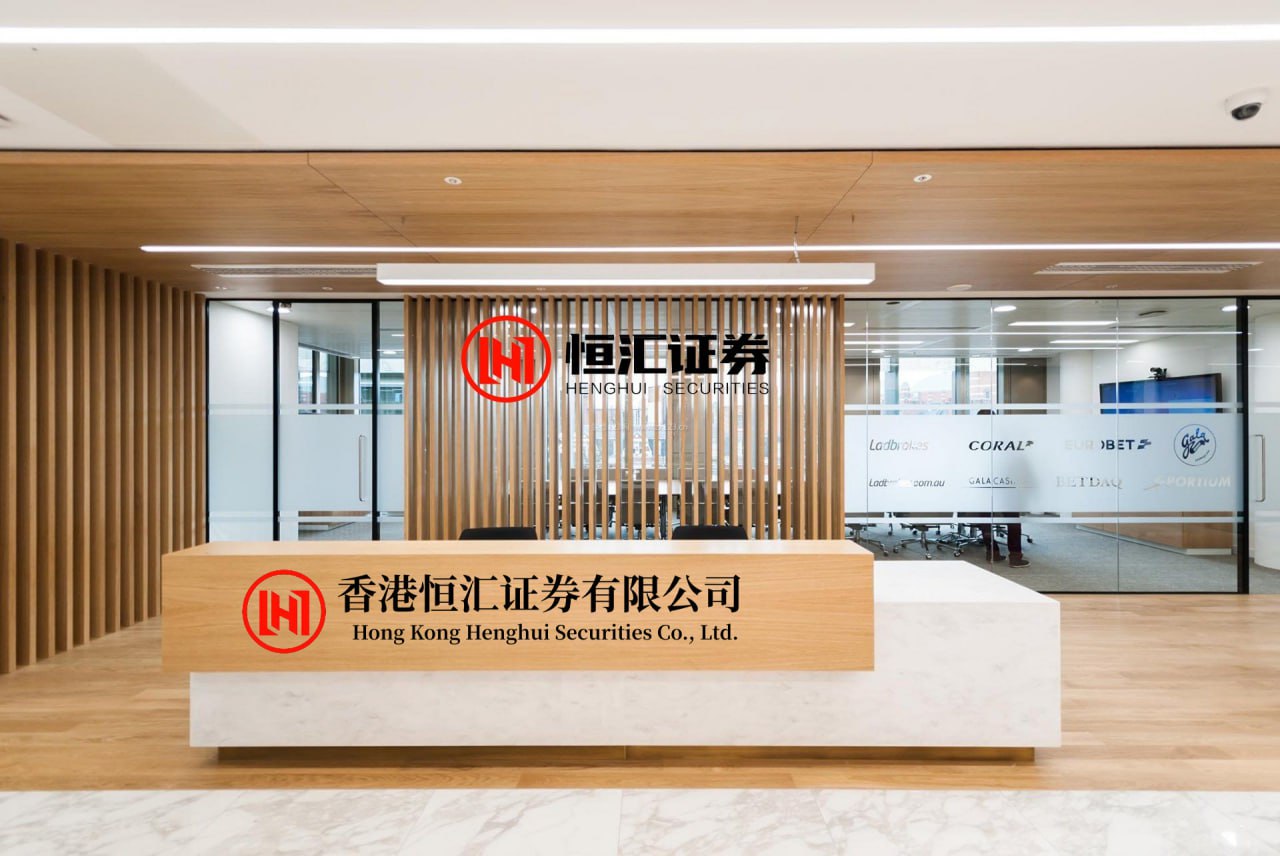 证配所配资 通过筹码分布和九个筹码峰口诀可以判断主力行为，帮助投资者理解市场动态。1. 主力吸筹股价低位，筹码峰密集，成交量增大。2...